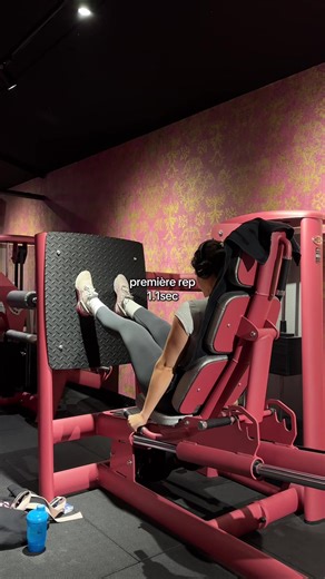 Comment savoir si tu es proche de l’échec musculaire ? 💭 Si ta dernière rep ralentit, surtout en phase concentrique, quand tu contractes le muscle, c’est bon signe ! Les petits tremblements aussi : ton corps donne tout pour recruter les dernières fibres musculaires 🧚🏼‍♀️ Ça veut dire que ta série devient vraiment efficace 🔥 Mais pas besoin d’aller à l’échec total à chaque série ni pour chaque exercice !! Tu peux rester proche de l’échec et garder 1 à 3 reps en réserve (RIR). Le but : assez d