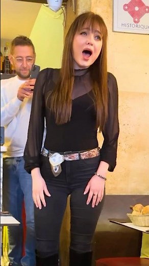 HOW does she hit those notes 😮