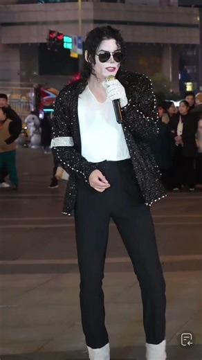 What a lively show in the square – super dancers