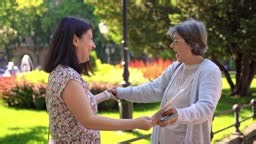 Mutter mit Tochter genießen das Gehen