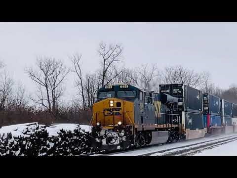 CSX 894 leads a eastbound stacker across bolivar with a horn show