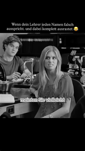 🎥 Cine Zitat – beste Filmmomente on Instagram: "👉🏻Folge @cine.zitat für mehr Filmszenen & Lacher! Credit: @primevideode | Serie: Key & Peele Diese Szene aus Key & Peele ist legendär: Ein Lehrer, der so überzeugt von seiner eigenen Aussprache ist, dass jede Korrektur ihn nur noch wütender macht. Aus „Blake“ wird „Balakey“, aus „Jacqueline“ wird „Dschakewelinn“ – und die ganze Klasse sitzt zwischen Panik, Verzweiflung und purem WTF-Moment. Mr. Garvey ist das perfekte Beispiel für Menschen, die 