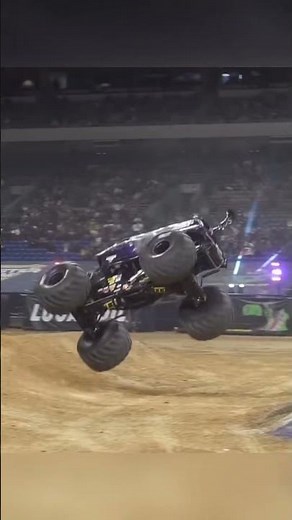 Mohawk Warrior Flies through the air! #monsterjam #monstertruck