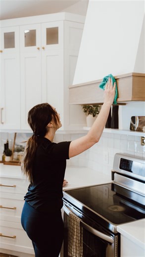 LUXE CLEANING | cleaning service on Instagram: "When the guests text “we’re 10 minutes away” and you suddenly activate turbo cleaning mode ⚡️🧼 Honestly… this is a superpower. If you’re in a pinch, here’s what actually helps: • Shut doors to any chaos zones • Wipe the surfaces people will see • Load the dishwasher, don’t overthink it • Light a candle or crack a window fast • Fluff pillows, straighten throws, done If it looks clean and smells clean, you’re good 😌 #cleanfreak #cleanhome #cleaning
