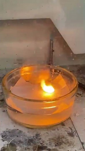 Na + H2O, big explosion