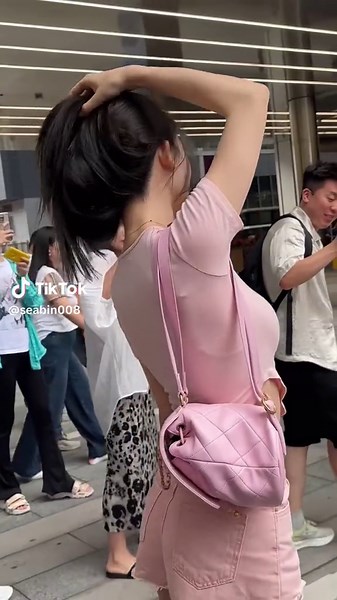 TikTok의 Chinese girl