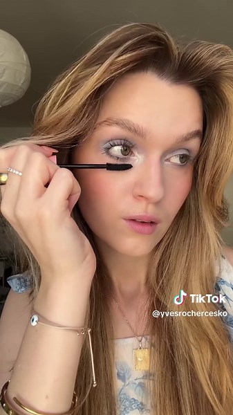 Výrazné modré stíny pro letní make-up