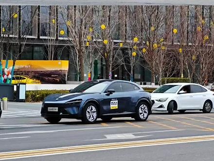 多角度感受一下基本无伪的小米 YU7。 长 L113 大宽臀 小鸭尾，运动感拉满，就看 YU7 空间上有没有魔法了#小米yu7