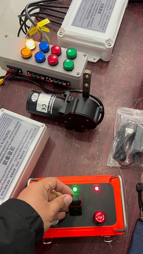 1-way wireless proportional remote controller, 5-lever wireless remote controller and 4-channel wireless remote control proportional valve, with good micro-motion, simple installation, waterproof and remote control distance of 500 meters. #crane #truck #cranetruck #fassi #unic #hiab #cranelife #cranes #effer #pm #xcmg #sany #zoomlion #palfinger | Wireless Remote Control of Crane -3