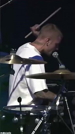 JUSTIN BIEBER PERFORMS DAISIES!