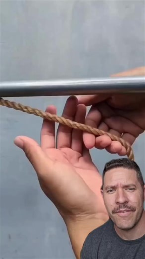 Como criar pontos de ancoragem sem cortar a corda. ​Sabe quando você precisa prender várias coisas em uma estrutura, mas não quer estragar sua corda ou fazer nós complicados? Esse truque é simples, rápido e extremamente resistente! ​Ideal para: ​Organizar a garagem ​Montar acampamentos ​Prender cargas com segurança ​Gostou da dica? 👇 . . . . #9dadesdicas #dicas #truques #corda #no