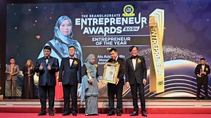 THE BRANDLAUREATE AWARDS - BRAND OF THE YEAR 2024 Tahniah kepada Pengarah Urusan kami, Cik Ain Azizah Arifin, atas kejayaan luar biasa memenangi anugerah Entrepreneur of the Year 2024 semalam! Pencapaian ini adalah bukti dedikasi, visi, dan kepimpinan cemerlang beliau dalam membawa syarikat ke tahap yang lebih tinggi. Tahniah juga kepada Bubbles O2 atas pengiktirafan hebat sebagai pemenang anugerah Fast Moving Growing & Sustainable Business & Brand Awards 2024 bagi kategori Brand of the Year. Pe