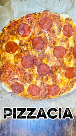 Vlastimil Miláček on Instagram: "🍕 PIZZACIA Tohle není pizza. Tohle není focaccia. Je to PIZZACIA – ☁️ nadýchané těsto jako obláček 🔥 křupavý spodek 🍅 šťavnatá rajčata 🧀 sýr, co se táhne jak blázen Jedno sousto a je jasno 🤯❤️ 🛒 Suroviny: • 🌾 500 g hladké mouky (T00 / T650) • 💧 350 ml vody • 🍞 21 g čerstvého droždí • 🧂 10 g soli • 🫒 40 ml olivového oleje Na vrch: • 🍅 Rajčatová omáčka • 🌶️ Pikantní salám • 🧀 Mozzarella • 🌿 Bylinky dle chuti 👨‍🍳 Postup: 1️⃣ 🥣 Základ Do mísy dej mo