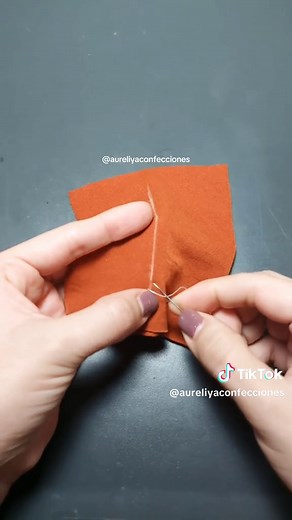 Cómo hacer puntada zigzag a mano para coser telas elásticas