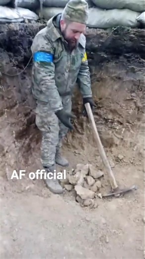 The Ukrainian military is digging trenches #shorts