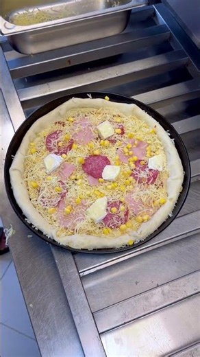Pizza Sidonio!😎✊ #food #foodblogger #pizza #yum #yummy #eat #cheese #sokolov #salami #pizzalover
