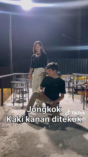 Ide Foto Cewek Tomboy Estetik di Kafe - Tutorial Pose & Gaya Foto