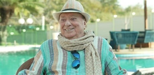 Raul Gil estreia programa na internet, chora e promete: 'Não vou parar'