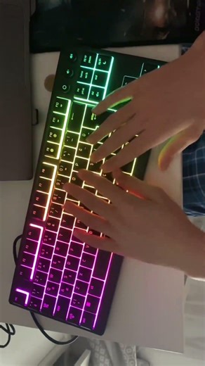 Razer ornata v3 tenkeyless ve çoğu klavye ctrl ve fn basıp 1…9 tuşları ile renk değişiyor.Fn + f11