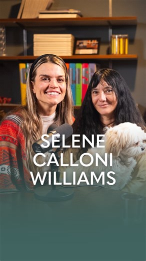 Denise Dellagiacoma on Instagram: "“Tutta la vita è meditazione.” Non solo quando siedi in silenzio. Non solo sul tappetino. Ma mentre cammini. Mentre lavori. Mentre respiri. Il video podcast torna. E torna con un’ospite speciale: @selenecalloniwilliams. Scrittrice, ricercatrice, studiosa di psicologia archetipica e delle tradizioni spirituali. Sciamana e molto altro 😊. In questa bellissima conversazione di ispirazione, parliamo di cosa significa davvero meditare. Condivide passaggi del suo per