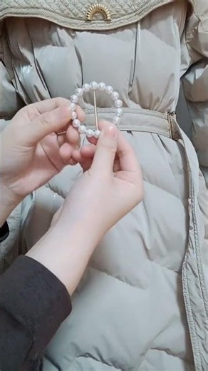 No bulky knots! How to cinch winter coats neatly in seconds