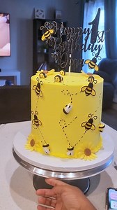 Bee-Themed 1st Birthday Cake 🐝 🐝 🐝 🐝 🐝 🐝 🐝 🐝 #reelsfacebook #cakesbydammie #kidsbirthday #cakedecorating #kidsbirthdaycake #kidscake #bumblebee #beecake | Cakesbydammie