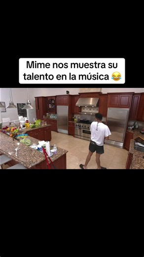 Mime muestra su talento musical — se va el caimán