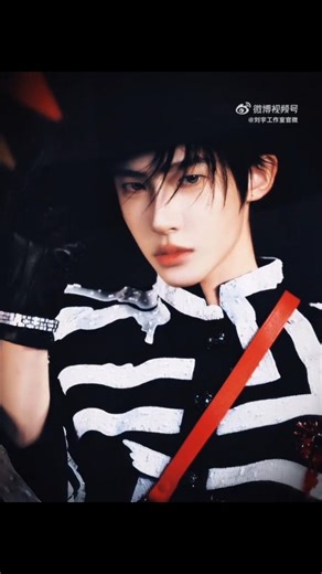 LIUYU 刘宇 | 鲨鲨游乐园 | 250119 工作室更新 #🐟视频 #刘宇红毯马戏之王 #刘宇油彩妆魔术师高定 午夜牵引，碎影摇晃，童话屋门轴吱呀作响，坠入一场光怪陆离的失序狂欢🎭帷幕拉开，精彩上演 视频(🎥): 微博 (刘宇工作室官微) 刘宇官方账号: @into1_liuyu_ 关注我:... | Instagram