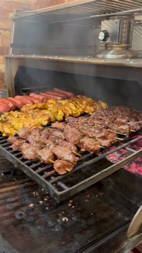 Kebab pinchos de pollo y res y chorizo casero en horno de brasas carbon jospergrill josper | Restaurante El Árabe - Masaya