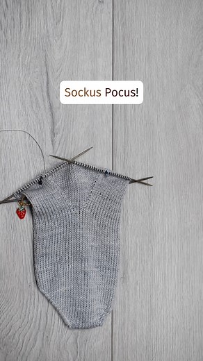 What a toe-up sock looks like, row by row. 🥳 . Can you spot the anatomically shaped toe, the sole gusset, and the heel flap, which is worked flat? These cool details make knitting this sock super engaging, turning it from a simple tube into an intricate project.🤩 . Introducing the Brooklyn Memories Socks. The pattern's coming soon! Sign up for our newsletter to be the first to know and get an exclusive discount code on release day. 😊 . Yarn: @littlefoxyarn Vixen in colourway Whisker as main c
