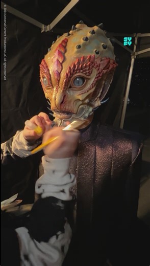 Universal+ France on Instagram: "Ce qui se passe derrière la caméra est presque aussi incroyable que ce qui se passe devant. Presque 😉 Resident Alien | Saison 4 | Chaque mardi à 21h sur SYFY et Universal+. Retrouver les épisodes précédents à la demande sur #UniversalPlus."