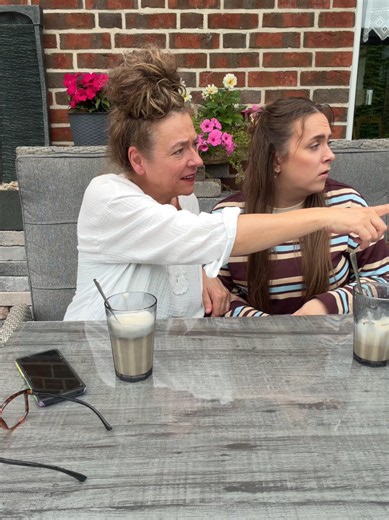 es brennt #brennessel #garten #naive