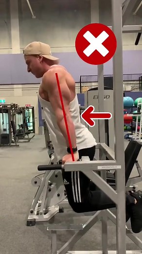 IMPORTANT: ⚠️ when performing Tricep dips DO NOT lock out your elbows, this will take the stress off the muscle. #triceps #tricepworkout #armday