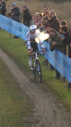 A closer look at the moment a spectator blew smoke onto Mathieu van der Poel 😮‍💨 | TNT Sports