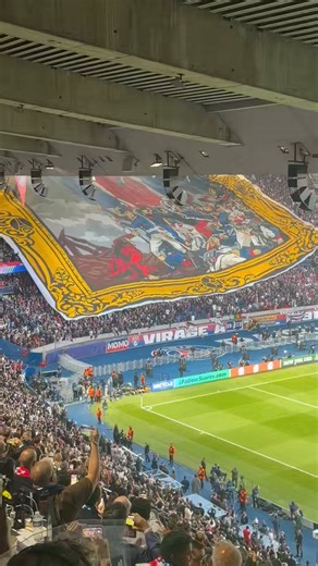 Οι οπαδού της PSG ανεβάζουν πανό με τονκατακτητή της Γερμανίας...Αναμένουμε με ανυπομονησία την απάντηση των Γερμανών για τον δικό τους κατακτητή της Γαλλίας.Η μάλλον, θα την περιμέναμε αν οι σύγχρονοι Γερμανοι δεν ήταν woke φεμινισμενοι cuckholds