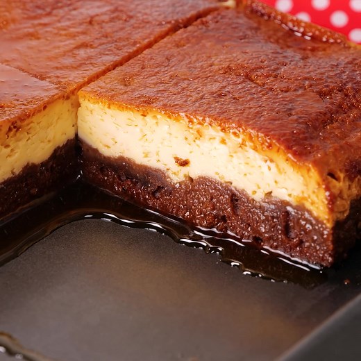 Prajitura cu crema de zahar ars cu blat de cacao Rețeta scrisă aici: https://ideideretete.net/blog/prajitura-cu-crema-de-zahar-ars-si-blat-de-cacao/ | Idei de retete
