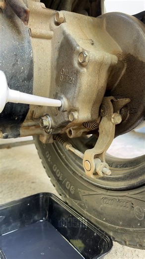 KAADAN on Instagram: "Gear Oil Change 🛵 Hero Maestro Edge 110 #gearoilchange #maestro #maintenance #hero #diy"