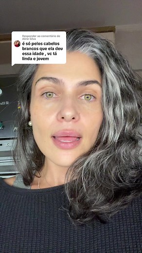 O impacto dos cabelos brancos na juventude feminina