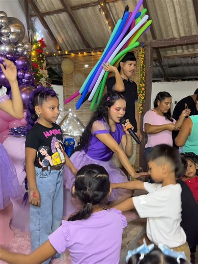 Respuesta a @milan_jr3 Así fue el cumpleaños de Yolit al señor @milan no le gustó Pero a mí me encantó y eso es lo que importa gracias a todos los que hicieron posible este cumpleaños gracias a mis papis a mis hermanos la pasé muy bonito en mi cumpleaños los quiero mi gente 😘😘😘😘 si quieren vídeo de como abro mis regalos me avisan en los comentarios delen like al Cumpleaños de Yolit #cumpleaños #felizcumpleaños #cumpledeYolit #yolit #happybirthday @CambaPintudo @Cabaña El Pantanal