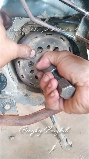 How to open the magnetic wheel of a Honda Beat ESV motorbike #tips