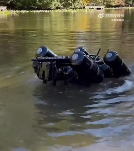 四足機器人（Ghost Robotics V60)，具有水陸兩棲作戰能力。 https://video.weibo.com/show?fid=1034:5102327208804377 | Smart Robots 智慧機器人