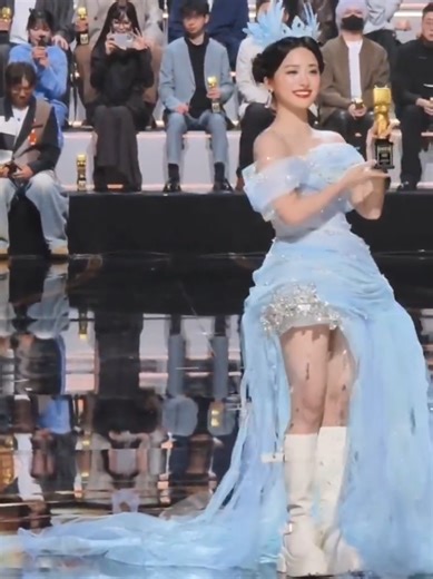 Shen Yue's Lively and Playful Award Ceremony Entrance