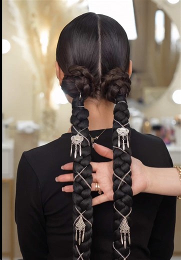 Этно-образ с длинными косами и серебряными украшениями ✨ В каждой детали — утонченность и характер. Женственность вне времени 🤍@dana_ergalievnaa