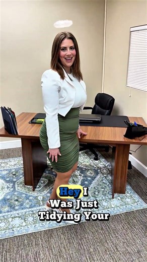 Tampilan kasual yang cerdas dengan tank top putih dan rok ketat warna olive. #TampilanKantor #Ide...