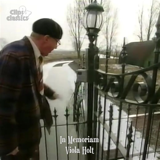 215K views · 2.2K reactions | Viola Holt is gisteravond overleden. We kennen haar natuurlijk vooral van de 5 uur show waarin jarenlang de avond werd ingeluid. We wensen haar familie en vrienden veel sterkte toe. Rust zacht! | Clips & Classics | Facebook