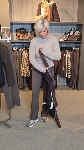 Onze winkels liggen weer boordevol prachtige nieuwe stuks 🎉🎉🎉 Scroll over onze tijdlijn voor nog meer foto´s, zo mis je zeker jouw favoriete outfit niet! 😉 Alles verkrijgbaar bij LuXXyMe Peer en Houthalen ✔️ Wil je graag iets bestellen of reserveren? Wij verzenden ook 📦 Stuur ons: 📲 via WhatsApp 0494361018 💻 privéberichtje via Instagram of Facebook 🛍 of kom gezellig naar onze winkels See you 🫶🏼 | LuXXyMe