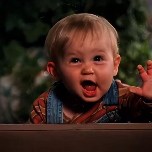 The unforgettable scene where the gorilla protects the baby 🦍👶 | Baby’s Day Out