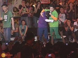 Nandito na si Chito, si Chito Miranda. Nandito rin si Kiko, si Francis Magalona. Nandito rin si gloc-9, wala siyang apelyido. Magbabagsakan dito in 5, 4, 3, 2... 💯💯💯 | MYX Global
