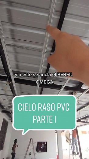 Cielo raso de PVC En esta nueva historia de obra (parte 1) te cuento los tipos de perfiles necesarios para la instalación de un cielo raso de PVC. - Canal primario o perfil de carga - Perfil Omega - Ángulo perimetral En la parte 2 te mostraré el resto de materiales necesarios y el resultado final. Cuéntame algún dato adicional que conozcas sobre este tipo de instalación. Diario de la residente en una obra de @El Arqui Morocho #procesosconstructivos #arquitectura #construccion #detallesconstructi