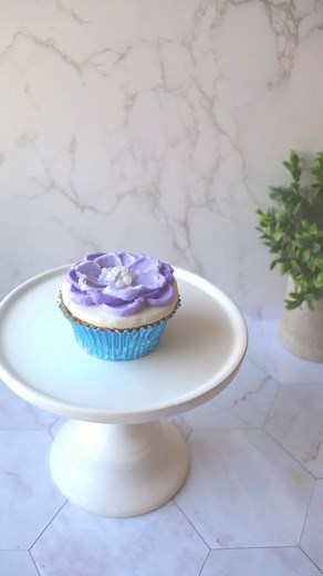 Here’s a little spring cupcake inspo 🌸 Create a stunning edible garden with buttercream floral cupcakes. Perfect for weddings, birthdays or any special occasion. 🧁🌸 #buttercreamflowers #cakedecoration #buttercreamflower | BakeDeco Kerekes